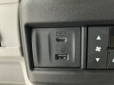 【USBポート】USBポートも装備されています!スマートフォンのオーディオに連携も可能です。今や欠かせない装備の一つです!そして、充電用は急速充電に対応しているtype-Cとなっています♪
