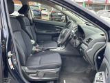 【運転席】座り心地が良いシートなので長時間の運転でも快適にお過ごしいただけます。新品のフロアマットのご注文も可能です。掲載箇所以外にご希望の写真がございましたらお気軽にお問い合わせ下さい。
