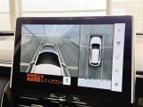 【サイドモニター】ドアミラーについているカメラから映像を映します。車幅も把握しやすくてとても便利ですね。