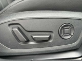 ●電動シート『車両の座席を電動で調整できます。ドライバーや乗客がボタンを押すことで、シートの前後、上下、背もたれの角度などを簡単に調整できます』個々の体型や好みに合わせた快適な座り心地を実現できます。