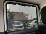 ロールサンシェードで眩しい日差しを遮ってくれると共に、プライバシーの保護もしてくれます☆
