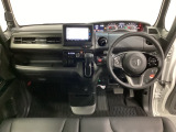 車内は光触媒抗菌消臭施工済です。スタイリッシュなデザインでスポーティなインパネ周りを演出します。グローブボックスやカップホルダーのほかにトレーなどたくさんの収納スペースが付いています。