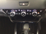 【左右独立オートエアコン】左右席で独立温度コントロールが可能です。運転席はキンキンに冷やして助手席はマイルドにと言った設定が可能です☆暑さ寒さでケンカすることもなくなりますね♪