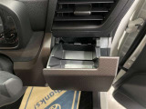 運転席と助手席には、回転式のインパネカップホルダーが装備されています。