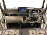 車内は光触媒抗菌消臭施工済です。インパネ周りはスタイリッシュなデザインで機能や装備も充実しています。グローブボックスやカップホルダーのほかにトレーなどたくさんの収納スペースが付いています。