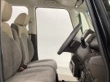 広い足元に肘掛けもついたゆったり座れるシートです。運転席と助手席の間が空いているため、助手席側への移動がスムーズです。交通量の多い道でも、助手席側から乗り降りができます。