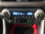 左右独立温度コントロールフルオートエアコン(前席集中モード付)