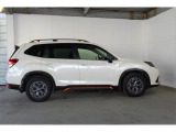 スバルの4WD(AWD)は直進安定性に優れ、日常走行から高速走行まで、さまざまなシーンで安心感に満ちた走りが愉しめます。それは悪路や泥道など左右のタイヤの路面状況が異なるシーンでも変わりません。