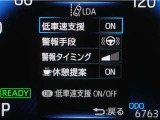 レーンディパーチャーアラートとは車線、又は走路からの逸脱の可能性を警告すると共に、車線、又は走路からの逸脱を避けるためのハンドル操作の一部を支援する機能です。詳細は販売店スタッフまでお尋ね下さい。