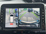 【アラウンドビューモニター】まるでクルマを真上から見下ろしたかのような視点で駐車をサポートします!クルマの斜め後ろや真横など、前後左右の4つのカメラの映像が合成されて、モニターに映し出されます。