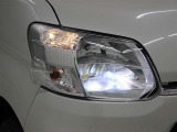 消費電力の少ないLEDヘッドランプを採用。豊かな光質と、自然光に近い光質で、夜間のドライブの安全をサポートします。