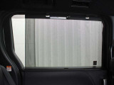 スライドドアのトリム内に、サンシェードが装備され、直射日光を遮り、後席の方に快適なひとときを提供します。