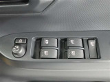 運転席のパワーウインドスイッチで全席窓の開閉・ロック操作ができます。