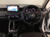 【ハンドル】運転にかかわる様々な操作を安全に行えるように視点移動が少なく操作性に配慮されたスイッチ類が凝縮されたコックピットです。