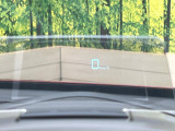 【ヘッドアップディスプレイ】現在の速度や走行情報をデジタル表示で運転席前方のガラスに投影!運転中、目線をずらさず必要な情報を確認できるのでとっても便利で安心!