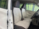 運転席まわりには十分なスペースがあり、大柄な方でもゆったり運転していただける環境です。