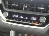 【オートエアコン】車内温度を感知して自動で温度調整をしてくれるのでいつでも快適な車内空間を創り上げます!どの席に座っても快適なドライブが楽しめます♪