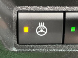 【ステアリングヒーター】冬場に冷たくなりやすい革巻きステアリングを、スイッチ一つで素早く適温に!エアコンよりも早く温まってくれるので、寒い日の運転も快適になりますね♪