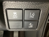 Hondaセンシング用の、VSA(ABS+TCS+横滑り抑制)解除と路外逸脱抑制機能のオンオフスイッチなどはハンドルの右側に装備しています。