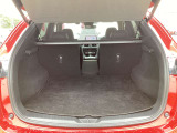 CX-5のラゲッジルームは後席が4:2:4で分割が可能です。荷室側からもレバーを引くだけで可倒できます!新車時オプション装備の【パワーリフトゲート】付き!スイッチを押すだけで開閉が可能です!