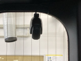 後方にもドライブレコーダーのカメラが付いています。前後両方でお車の周りを監視・記録いたします。