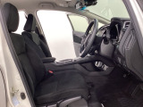 広い足元にゆったり座れるシートには肘掛けも装備しており長距離の運転でも疲れにくくなってます。女性でも運転がしやすいように、シートの高さ調整機能(シートリフター)がついています。