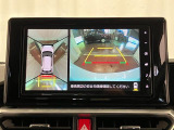 【パノラマモニター】 上から見下ろしたような映像が、運転の不安を軽くします。