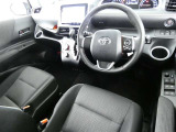 【運転席まわり】・・・ハンドルやシートなども隅々までクリーニング済み。キレイな車内でドライブがより一層快適にお楽しみいただけると思います。