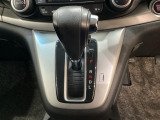 CVT車のセレクトレバーです。低速から高速まで、変速ショックのないスムーズな走りと、エンジン効率のよい領域を維持して燃費にも貢献します。