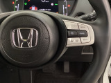 ハンドルにHondaセンシング系のクルーズコントロールやレーンキープアシストなどのスイッチが装備されています。ハンドルから手を離さず安全に操作できます。