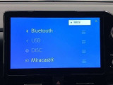 Bluetooth(ブルートゥース)接続機能付き。スマートフォンなどからお気に入りの音楽をワイヤレス再生できます。ドライブがさらに楽しくなりますね。