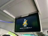 【フリップダウンモニター】大画面モニターで後席でもエンタメをお楽しみいただけます。小さなお子様にも大人気の装備です♪