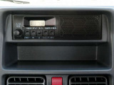 スピーカー内臓のAM/FMラジオが付いています。
