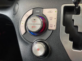 【オートエアコン】一度お好みの温度に設定すれば、車内の温度を検知し風量や温度を自動で調整。暑い&hellip;寒い&hellip;と何度もスイッチ操作をする必要はありません。快適な車内空間には必須の機能ですね♪