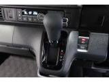 インパネシフトだから視線の移動も少なく足元もスッキリ♪運転席もゆったりしているのでゆとりを持ってドライブできますね!
