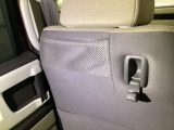 コンビニフックが付いています。ちょっとした荷物が掛けられ、運転中に荷物が転がるのを防げます。あると嬉しい便利な装備です!