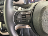 ステアリングにオーディオ操作スイッチが付いています。オーディオ画面に直接タッチしなくても操作が出来ますので、運転に集中できます。