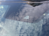 インテリジェント クルーズコントロールはドライバーが設定した車速を上限として、先行車との車間を保つよう走行。つねに車速を制御してドライバーの負担を軽減するとともに、快適な走行を提供します。