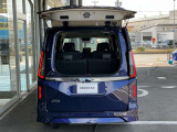 ちょっとした荷物の出し入れに便利な『デュアルバックドア』