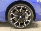 サービスにはドイツ本国と同様に教育と訓練を受け、BMWを知り尽くした「マイスター」が数多く在籍しております。360度による納車前点検整備で、お客様に安心と安全をお届けいたします。