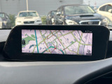 【8.8インチマツダコネクト】車内の雰囲気にマッチした大型のディスプレイ。スマホ接続でのナビ使用やBluetooth再生等、様々な機能が楽しめます。直感的なダイヤル操作が可能で、使い勝手も良好です。