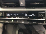 運転席、助手席別々に温度設定ができるデュアルエアコン装備です。男性が暑いと感じても、女性は寒いと感じる、そんな時の車内温度を別々に調節できるので、ストレスなくドライブをお楽しみいただけます。