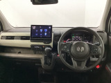 車内は光触媒抗菌消臭施工済です。インパネ周りはスタイリッシュなデザインで機能や装備も充実しています。グローブボックスやカップホルダーのほかにトレーなどたくさんの収納スペースが付いています。