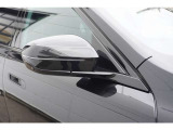 LEDウインカーとカメラを内蔵。スタイリッシュなデザインに、安全運転を支える機能を備えます。