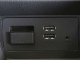 USB接続により外部オーディオと連携する事が出来、車内で音楽を楽しむ事が出来ます。