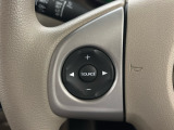 ★ステアリングにはオーディオコントロールスイッチが付いていますので、目線を正面から外すことが無く、また、ステアリングから手を離さずにオーディオ操作ができます.