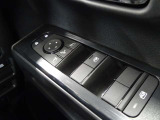 パワーウインドウスイッチ★電動格納機能付きで運転席からドアミラーの角度が調整可能です。電動格納機能付きです♪