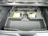 スペアタイヤレス車です。応急セットを搭載しております。