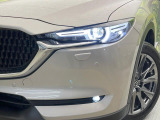 【LEDヘッドライト】悪天候や夜間走行時も良好な視界を確保し安心して運転できる高輝度LEDヘッドライトを装備!点灯速度が早く、消費電力も抑えられています。