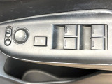 【電動格納ミラー】サイドミラーは電動格納式となっており、狭い駐車場でもキズがつくリスクを抑えられます。